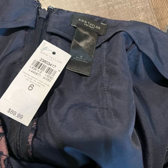 Ann Taylor Factory Navy Blue Pink
Floral Lace Pencil Skirt Size 6 - Picture 3 of 6